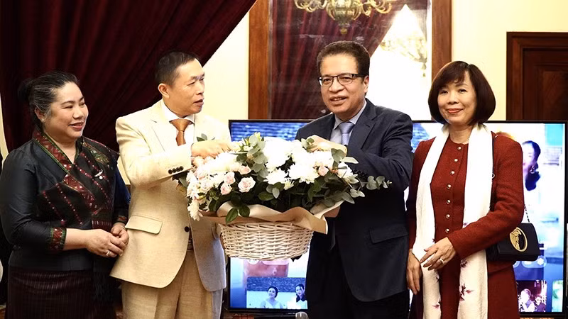 Посол Данг Минь Кхой и его супруга Ле Линь Лан (крайние справа) поздравляют Посла Сипхандона Ойбуабудди и его супругу Аммалу Вилавонгса. Фото: ВИА 