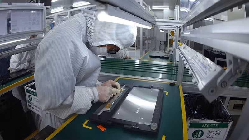 Сборка ноутбуков на заводе компании Heesung Electronics Vietnam в промышленной зоне Чангзюэ, Хайфон. Высокотехнологичная электроника является одной из ключевых экспортных позиций Вьетнама, поставляемых в Индию. Фото: ВИА