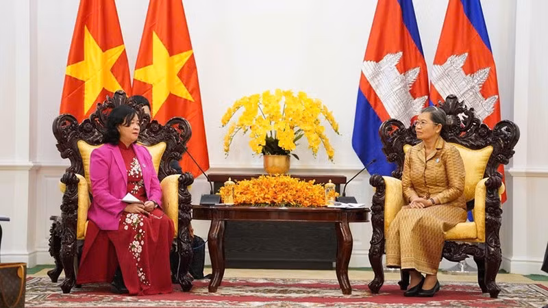 Председатель ЦК ОФВ Буй Тхи Минь Хоай и Заместитель председателя НПК, Председатель Национального совета ФСРО Камбоджи Мен Сам Ан.