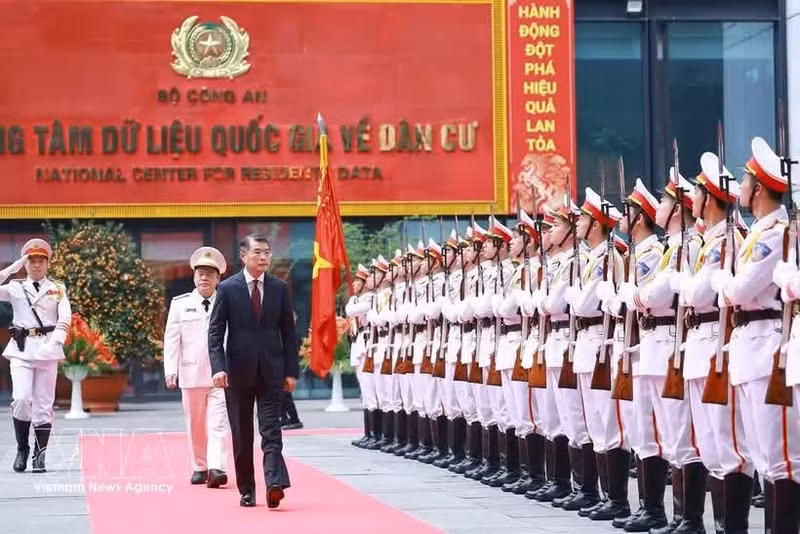 Премьер-министр Ле Минь Хынг принимает участие в церемонии по случаю 80-летия Сил народной общественной безопасности по административному управлению социальным порядком, 12 апреля. Фото: ВИА