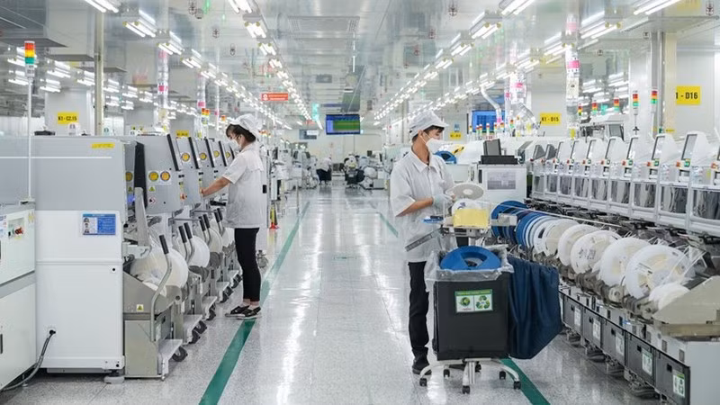 Производительность труда по всей экономике в 2025 году, по оценке, достигла 245 млн донгов на одного занятого, увеличившись на 6,83% в сопоставимых ценах. Фото: ВИА