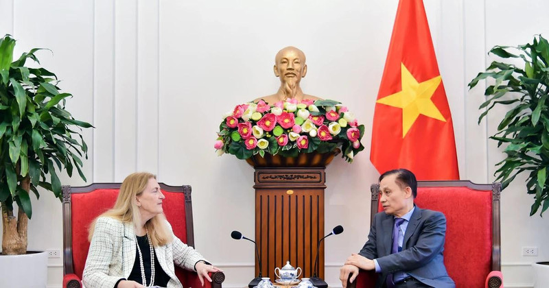 Министр иностранных дел Ле Хоай Чунг принял Хелене Будлигер Артиеда, руководитель Государственного секретариата Федерального департамента по экономическим вопросам Швейцарии. Фото: МИД