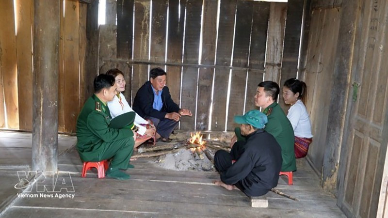 Пограничники вместе со старейшинами деревни и руководителями хамлетов посещают домохозяйства представителей народа чут в хамлете Раотре провинции Хатинь, проводя разъяснительную работу о предстоящих выборах. Фото: ВИА