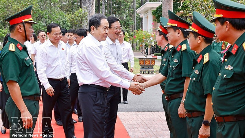 Председатель НС Чан Тхань Ман посетил и провёл рабочую встречу с 9-й дивизией 34-го армейского корпуса. Фото: ВИА