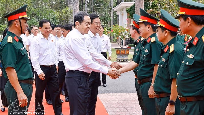 Председатель НС Чан Тхань Ман посетил и провёл рабочую встречу с 9-й дивизией 34-го армейского корпуса. Фото: ВИА