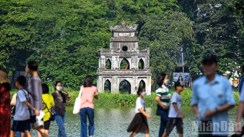 Туристическая отрасль поставила цель принять 25 млн международных туристов и 150 млн внутренних туристов в 2026 году. Фото: Тхань Дат 