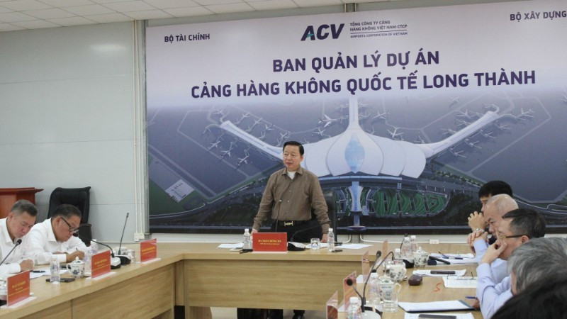 Вице-премьер Чан Хонг Ха провел рабочую встречу с соответствующими подразделениями по вопросам реализации составных проектов Международного аэропорта Лонгтхань. Фото: VGP 