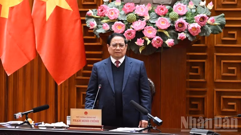 Премьер-министр Фам Минь Тьинь выступает на заседании. Фото: Чан Хай