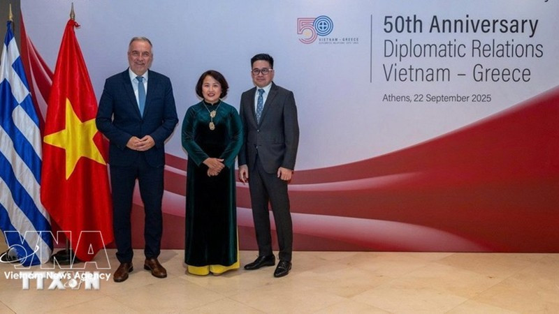 Посол Фам Тхи Тху Хыонг встречается с Заместителем министра развития Греции Ставросом Калафатисом. Фото: ВИА