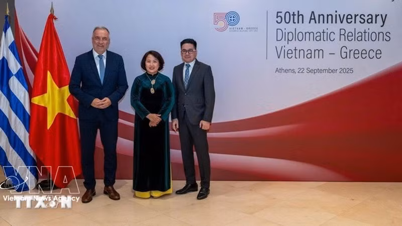 Посол Фам Тхи Тху Хыонг встречается с Заместителем министра развития Греции Ставросом Калафатисом. Фото: ВИА