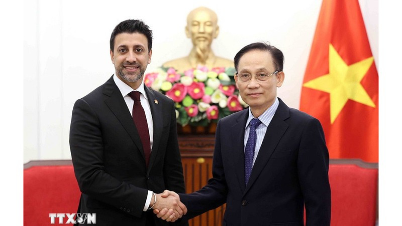 Министр иностранных дел Ле Хоай Чунг (справа) и Министр международной торговли Канады Маниндер Сидху. Фото: ВИА