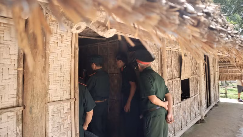 В простой соломенной хижине до сих пор бережно хранятся памятные вещи, связанные с детством Президента Хо Ши Мина.