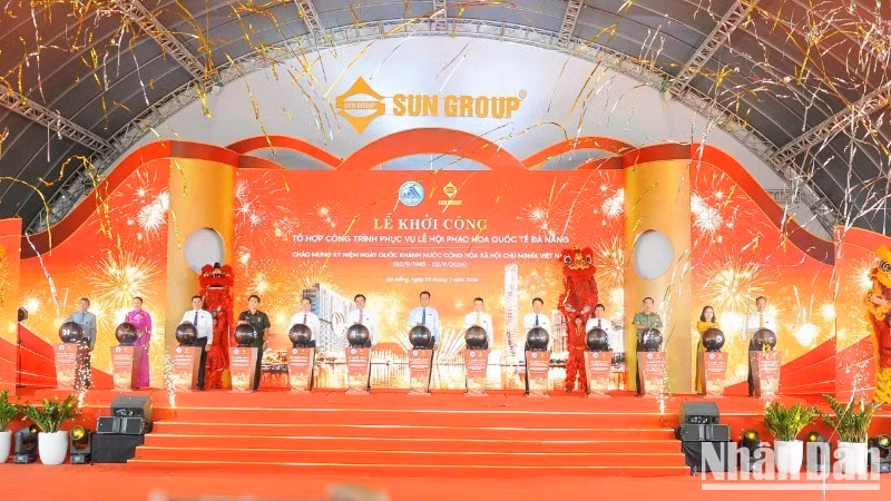 Делегаты на церемонии начала строительство проекта «Sun Galaxy Complex».