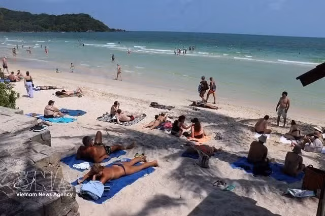 Иностранные туристы отдыхают на пляже Фукуока. Фото: ВИА