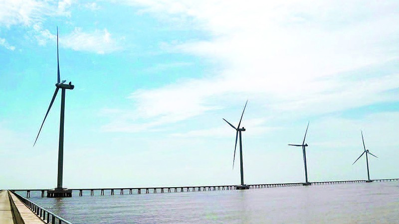 Проект прибрежной ветроэлектростанции в общине Виньхай города Кантхо создает источник чистой энергии для экономического развития. Фото: Тхать Хонг