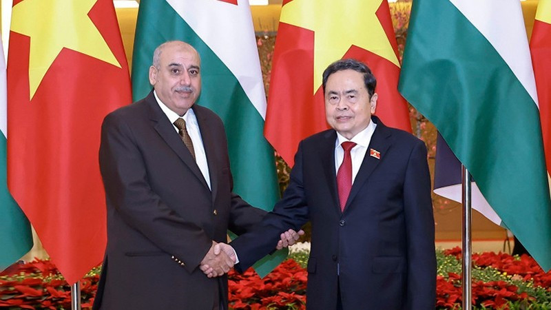 Председатель НС Чан Тхань Ман и Председатель Палаты представителей Иорданского Хашимитского Королевства Мазен Турки эль-Кади. Фото: ВИА