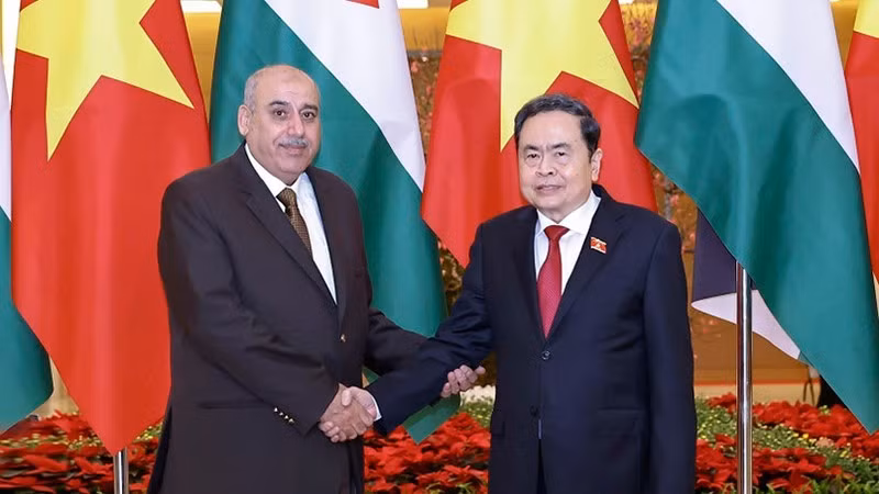 Председатель НС Чан Тхань Ман и Председатель Палаты представителей Иорданского Хашимитского Королевства Мазен Турки эль-Кади. Фото: ВИА