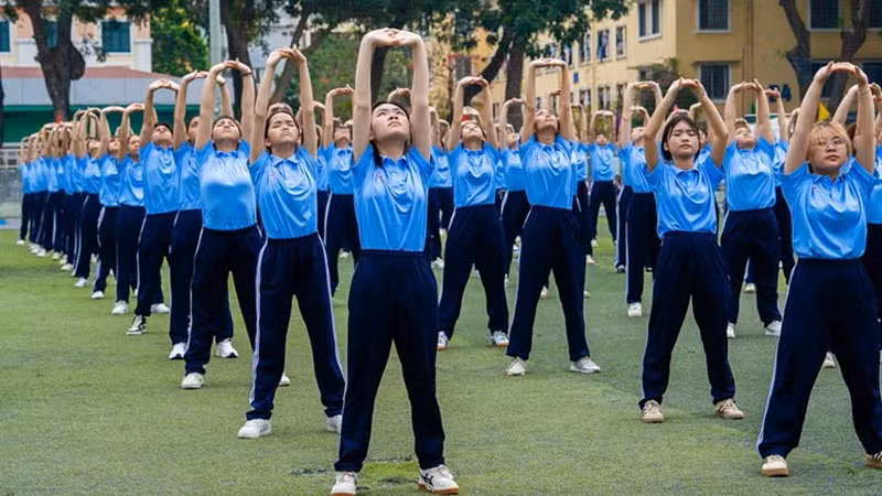 Упражнения из комплекса оздоровительной гимнастики – тренировка и укрепление здоровья студентов Вьетнамской академии традиционной медицины и фармации.