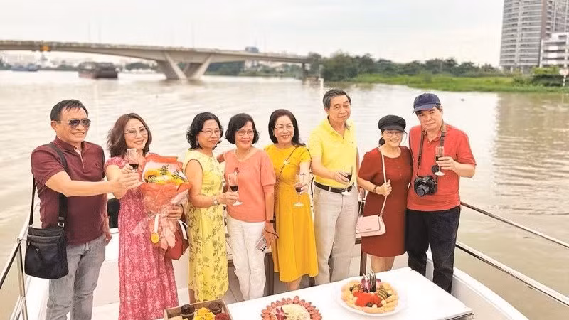 Туристы участвуют в прогулке на реке Сайгон. Фото: Мань Хао 