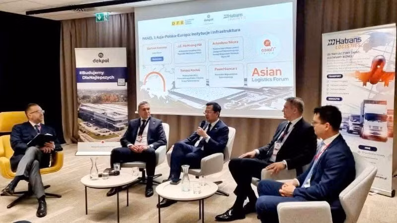 Посол Вьетнама в Польше Ха Хоанг Хай выступает на первой сессии форума по институциональной среде и инфраструктуре Азия – Польша – Европа.