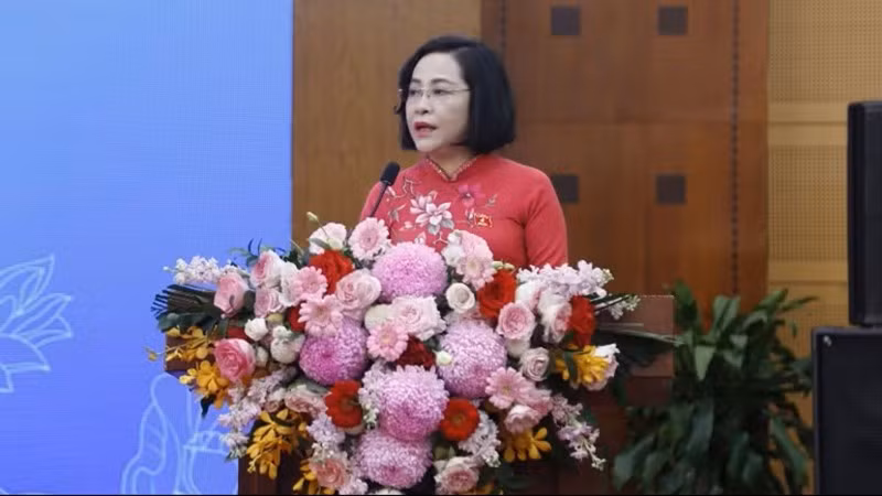 Заместитель председателя НС Нгуен Тхи Тхань выступает на встрече. 