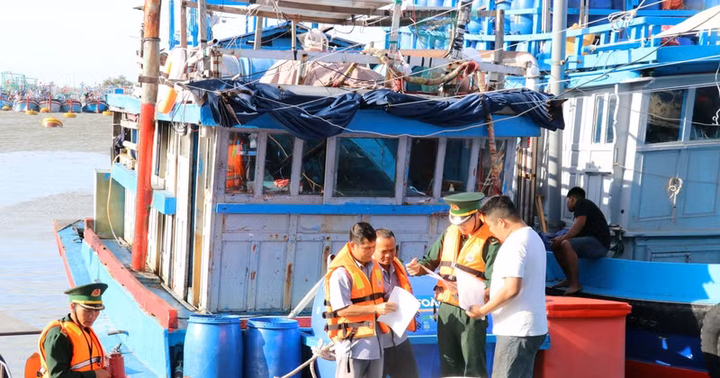 Сотрудники контрольного пункта Пограничной службы Ка На и администрация рыболовного порта Ка На (Кханьхоа) проверяют документы, связанные с судами рыбаков. Фото: ВИА