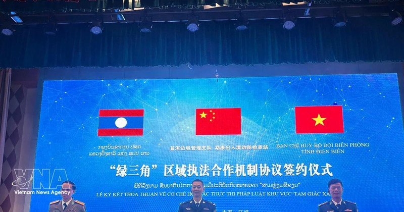 Представители сторон подписывают меморандум о механизме сотрудничества. Фото: ВИА