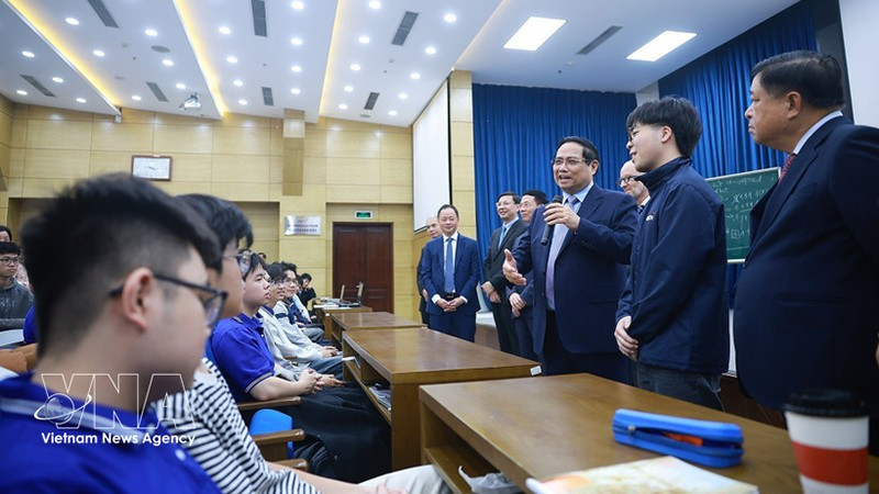 Премьер-министр Фам Минь Тьинь вдохновляет студентов Ханойского университета науки и технологий. Фото: ВИА