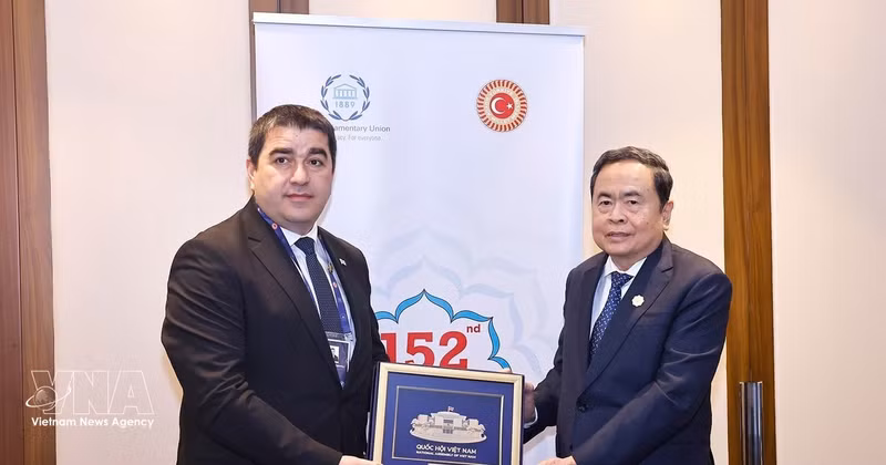 Председатель Национального собрания Чан Тхань Ман вручает памятный подарок Председателю Парламента Грузии Шалве Папуашвили. Фото: ВИА