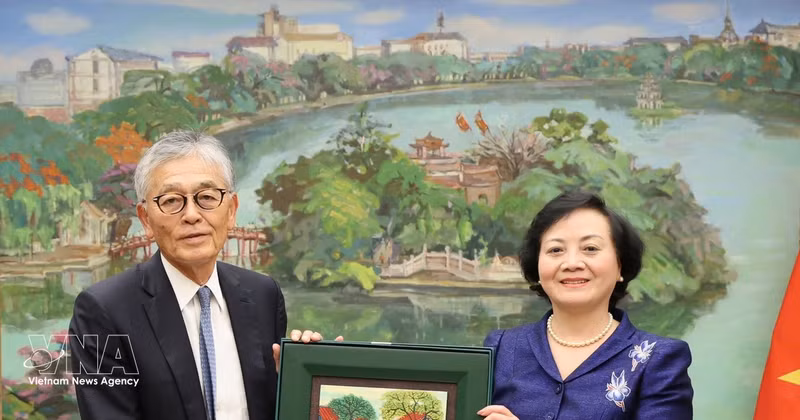 Заместитель премьер-министра Фам Тхи Тхань Ча встречается с господином Хонна Хитоси, председателем и генеральным директором корпорации Erex (Япония). Фото: VGP