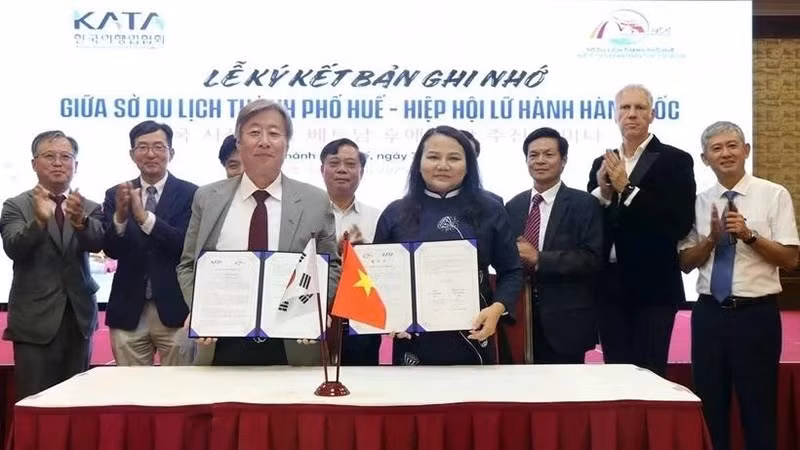 Департамент туризма города Хюэ подписывает меморандум о взаимопонимании с Корейской туристической ассоциацией. Фото: ВИA