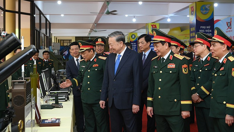 Генеральный секретарь ЦК КПВ То Лам и делегаты ознакомились с моделями и инициативами Военно-технической академии. Фото: Данг Кхоа