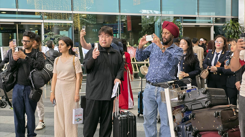 Международные туристы в аэропорту Дананг. Фото: ВИА