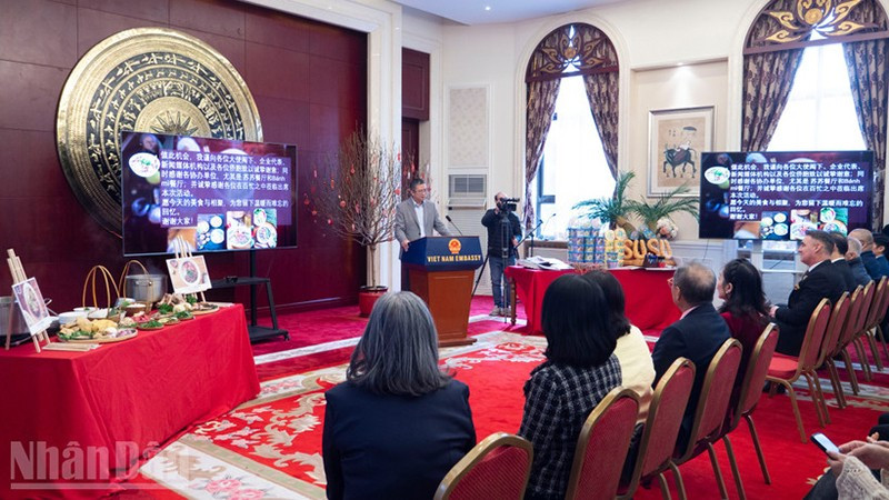 Посол Фам Тхань Бинь выступает на мероприятии.