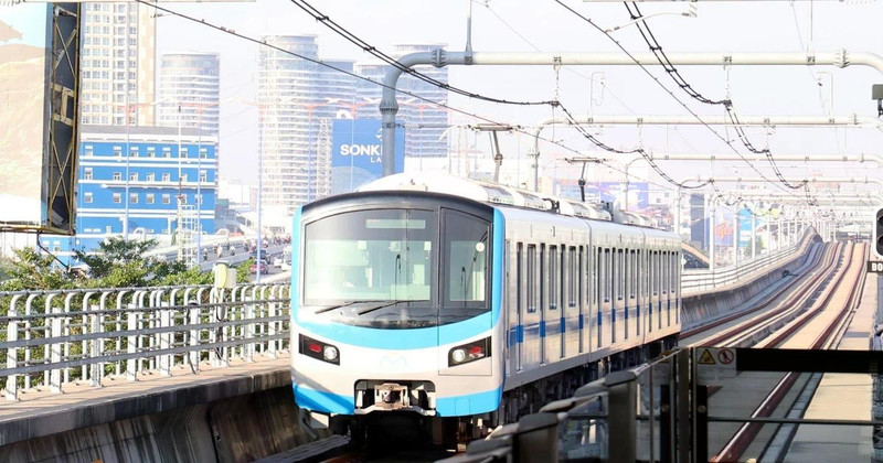 Поезд линии метро №1 Бентхань – Суойтьен движется из центра Хошимин в направлении Суойтьен. Фото: ВИА