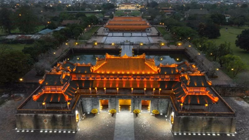 Ночная панорама Императорской цитадели – сердца древней столицы Хюэ. Это одно из излюбленных направлений австралийских и международных туристов. Фото: ВИА