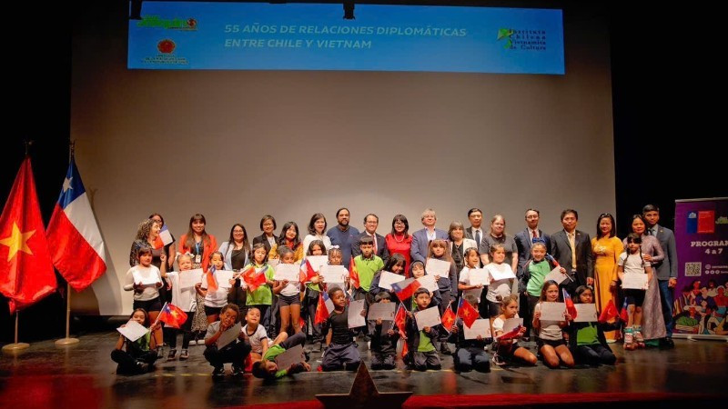 Вручение сертификатов «Посол мира» учащимся. 