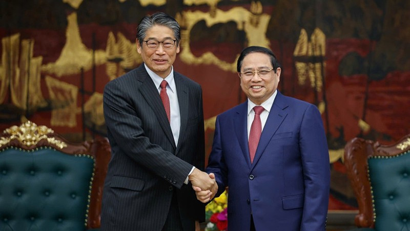 Премьер-министр Фам Минь Тьинь (справа) и Посол Японии во Вьетнаме Ито Наоки. Фото: Чан Хай