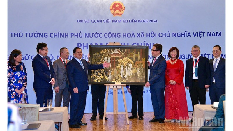 Премьер-министр Фам Минь Тьинь вручает памятную подарку Посольству Вьетнама в России. Фото: Тхань Зянг 