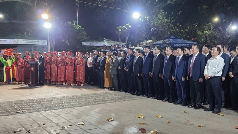 Делегаты воскурили благовония в память о предках по случаю открытия церемонии выдачи королевской печати Весны Биньнго 2026 года.