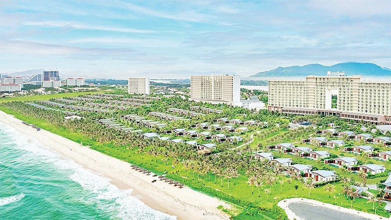 Вид на часть туристической зоны на севере полуострова Камрань.