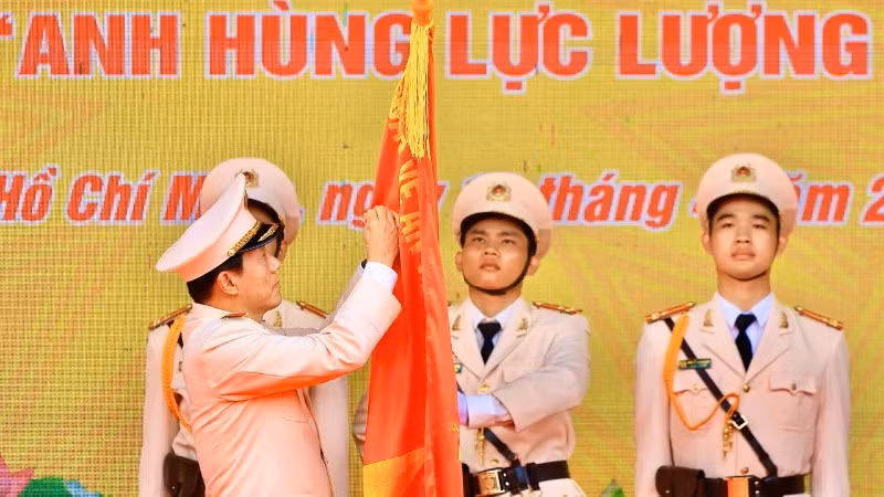 Вручение звания Героя Народных вооруженных сил Народному полицейскому университету. 