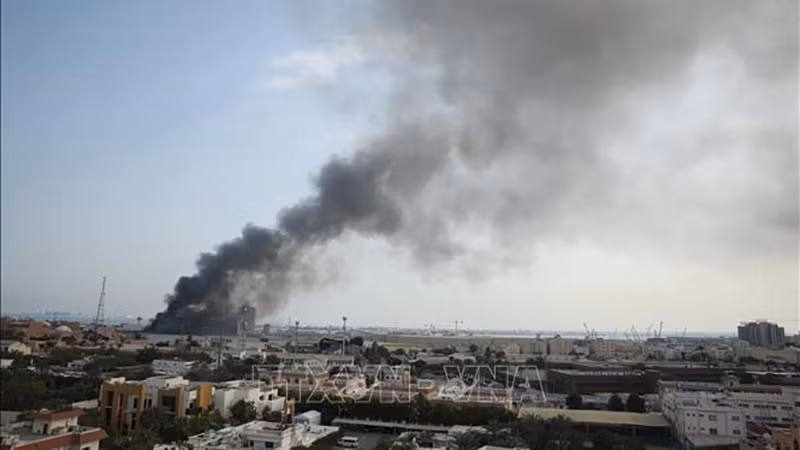 Дым поднимается после того, как иранские ракеты попали в американскую военно-морскую базу в Бахрейне, где размещен штаб 5-го Оперативного флота США, 28 февраля 2026 г. Фото: АА/ВИА.