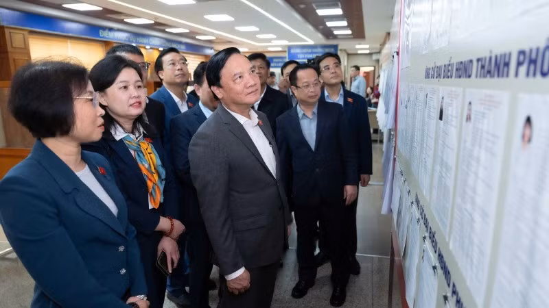 Надзорная делегация проверяет место размещения списков избирателей и списков кандидатов квартала Батьмая. Фото: quochoi.vn