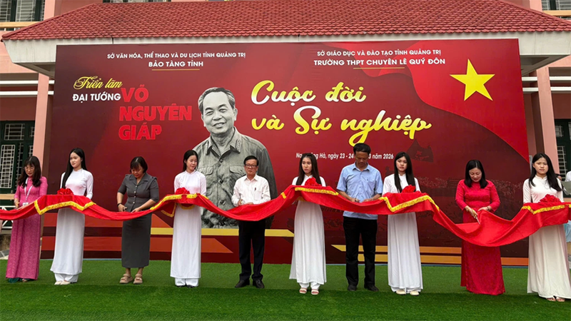 Организаторы перерезают ленточку на церемонии открытия выставки «Генерал армии Во Нгуен Зяп – жизнь и деятельность».