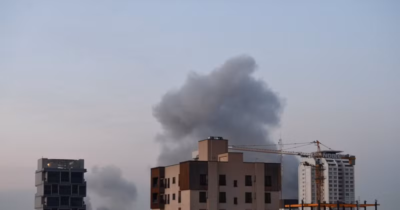 Дым поднимается после взрывов в столице Тегеран 1 апреля 2026 года. Фото: Синьхуа/ВИА