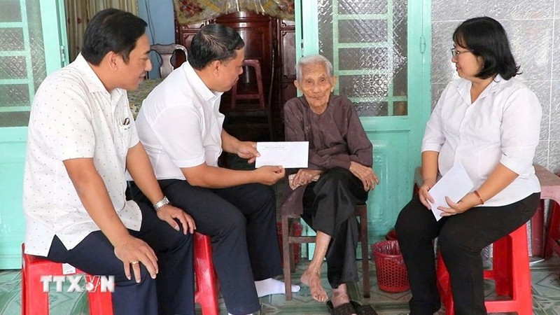 Руководители партийного комитета, Народного совета, Народного комитета и Комитета ОФВ квартала Фулой вручили подарки от Партии и Государства по случаю празднования XIV съезда КПВ и Тэт 2026 года непосредственно на дому получателям. Фото: ВИА