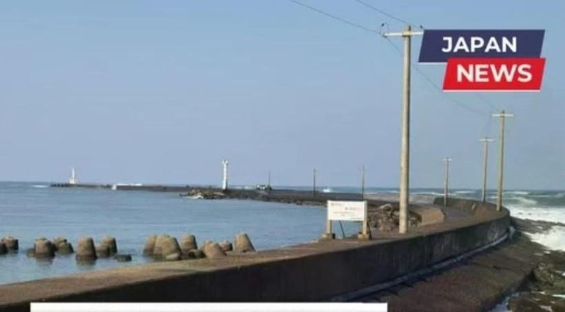 На волноломе, ведущем к маяку Микуни. Фото: Japan News