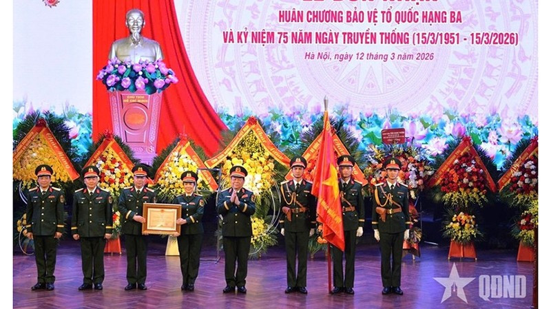 По поручению Президента Вьетнама генерал армии Нгуен Чонг Нгиа вручил Армейскому театру песни и танца Орден Защиты Отечества третьей степени. Фото: qdnd.vn