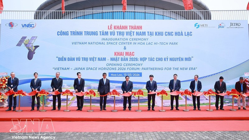 Премьер-министр Фам Минь Тьинь и представители делегации перерезают ленточку на церемонии открытия Центра космических исследований Вьетнама в Высокотехнологичном парке Хоалак. Фото: ВИА